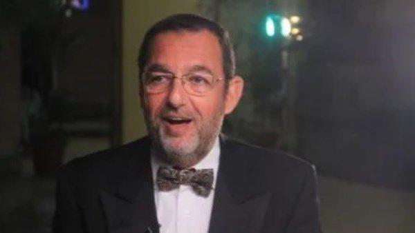زوجة الفنان محمد مرزبان تطالب بنقله إلى القاهرة لاستكمال العلاج