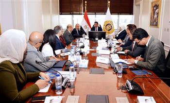   وزير الصناعة يبحث مع رئيس الأكاديمية العربية للعلوم سبل التعاون في مجالات البحث العلمي 