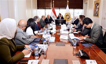 وزير الصناعة يبحث مع رئيس الأكاديمية العربية للعلوم سبل التعاون في مجالات البحث العلمي 