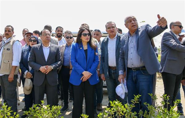 بالصور ..وزيرة الإسكان في جولة تفقدية بحدائق تلال الفسطاط