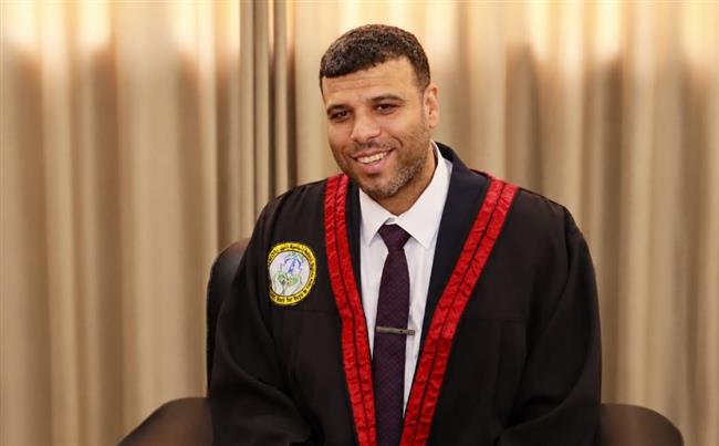 منح الباحث حسام راضي درجة الماجستير بتقدير امتياز عن دراسة التحول الرقمي