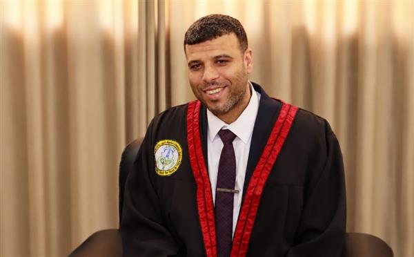 منح الباحث حسام راضي درجة الماجستير بتقدير امتياز عن دراسة التحول الرقمي