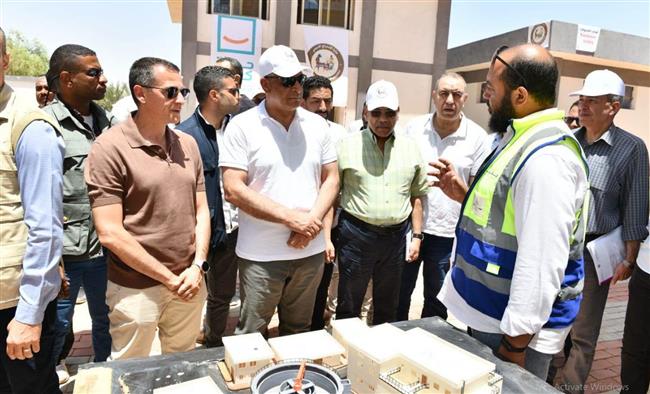 وزير الإنتاج الحربي يتابع تنفيذ مشروعات "حياة كريمة" بأسوان 