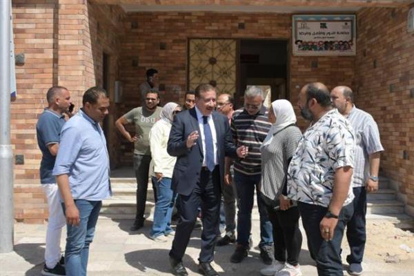 محافظ بورسعيد يرصد أوجه القصور فى جمعية "النور والأمل"