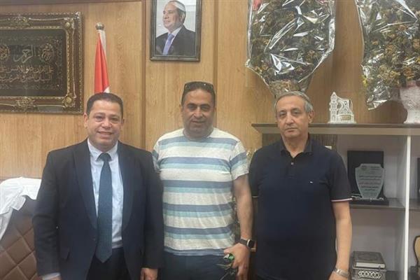 مدير مستشفى بنها التعليمي يستقبل رئيس المدينة لمناقشة آليات التعاون