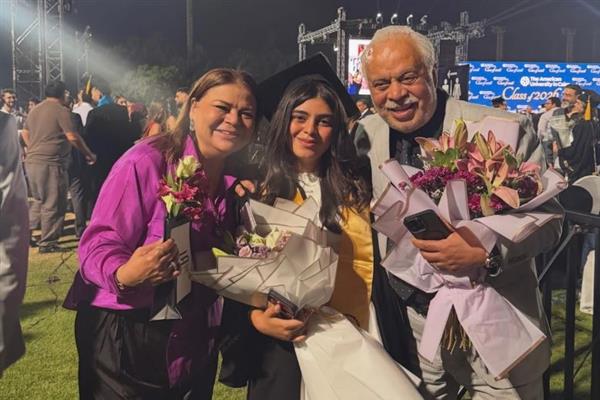 أشرف زكي و روجينا يحتفلان بتخرج ابنتهما من الجامعة