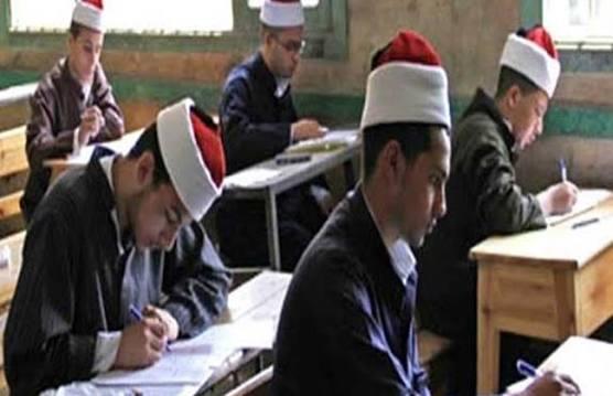 طلاب الثانوية الأزهرية بالقسم العلمي يؤدون امتحان الصرف اليوم