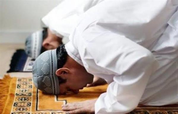 هل يجوز الجهر بالقراءة في الصلاة السرية؟.. الإفتاء تُجيب