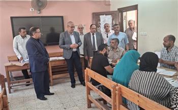 مدير تعليم القليوبية يتفقد أعمال التصحيح وتقدير الدرجات للشهادة الإعدادية