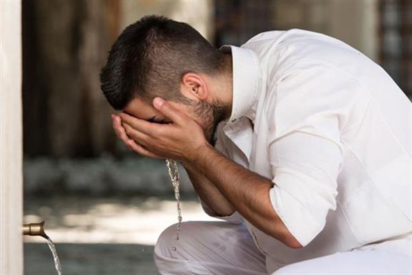 ما حكم إلقاء السلام ورده أثناء الوضوء؟.. الإفتاء تجيب