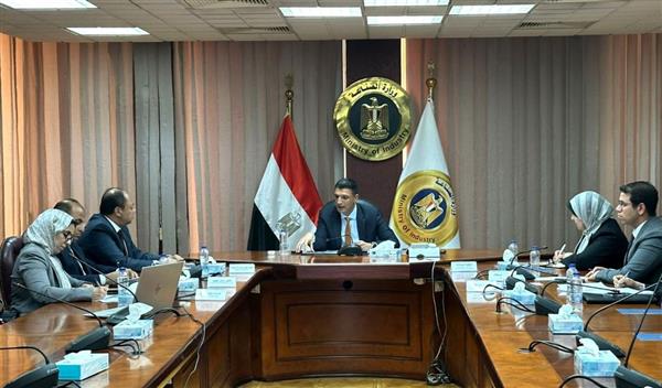 وزير الصناعة يبحث مع رئيس هيئة تنمية الصعيد تعزيز التعاون في مجالات المشروعات الصناعية