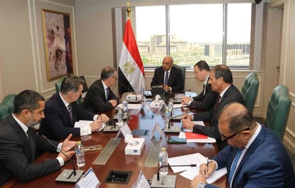 وزير الكهرباء يبحث مع وفد البنك الأوروبي لإعادة الإعمار والتنمية "EBRD "