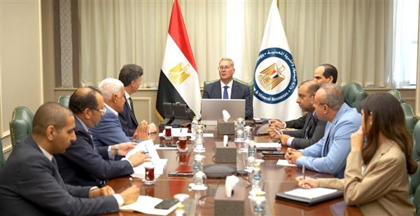 وزير البترول يبحث مع إيني الإيطالية خطط زيادة انتاج الغاز وحفر آبار جديدة