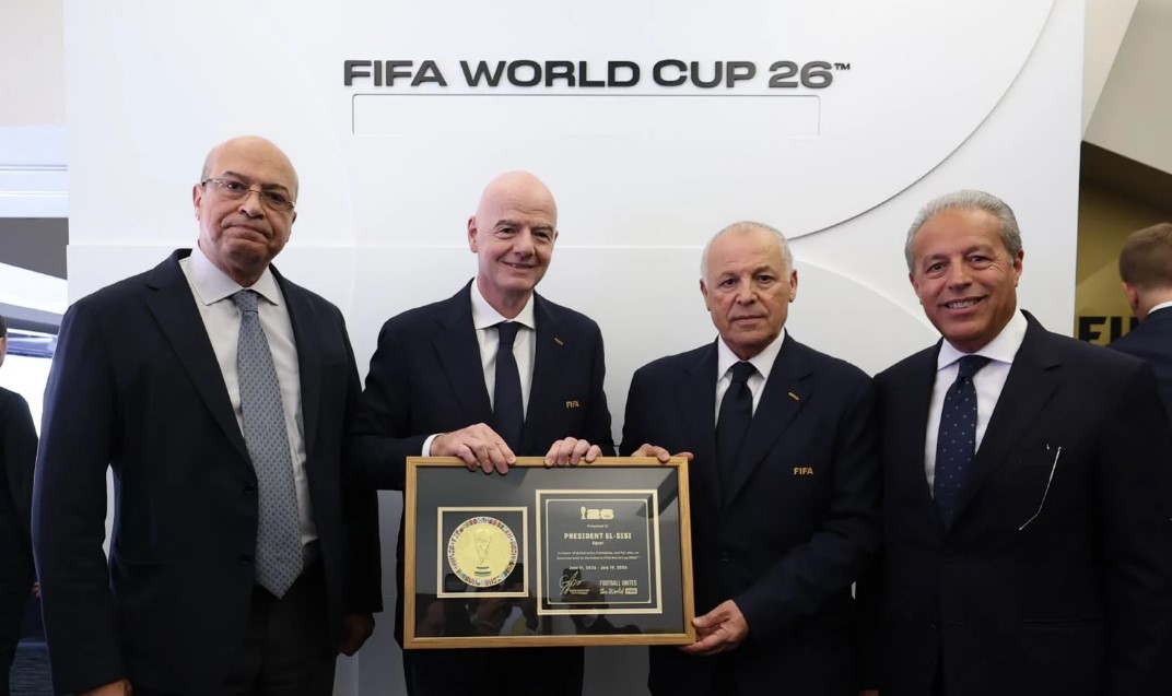 إنفانتينو يهدي أبو ريدة تذكار كأس العالم باسم الرئيس السيسي