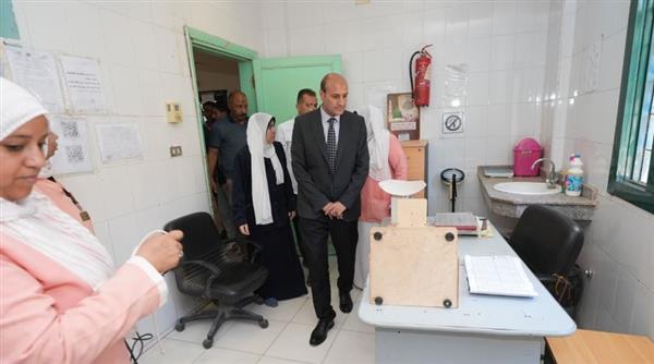 محافظ أسيوط يتفقد وحدة طب الأسرة بموشا ويُحيل موظفًا للتحقيق