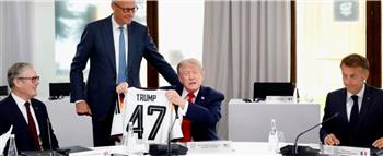 بمناسبة عيد ميلاده.. المستشار الألماني يُهدي ترامب قميص منتخب بلاده في قمة G7