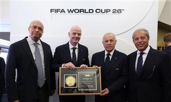 إنفانتينو يهدي أبو ريدة تذكار كأس العالم باسم الرئيس السيسي