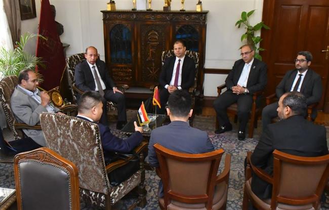 وفد شركة "ميندراي" العالمية يزور طب قصر العيني لبحث سبل التعاون المشترك