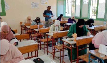 طلاب الثانوية الأزهرية بشمال سيناء يؤدون امتحان مادة "الفقه"