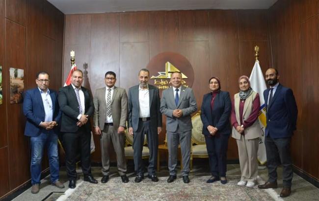 رئيس جامعة دمياط وغرفة صناعة الأثاث يبحثان ربط البحث العلمي بالصناعة