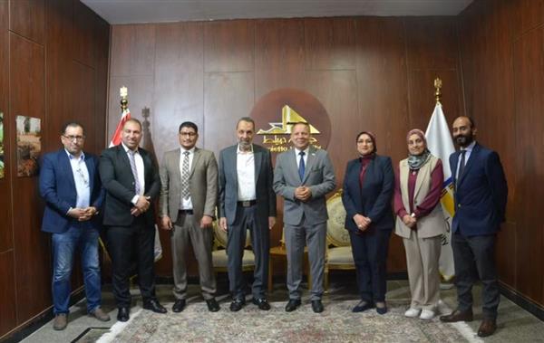 رئيس جامعة دمياط وغرفة صناعة الأثاث يبحثان ربط البحث العلمي بالصناعة