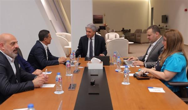 وزير السياحة يلتقي بمسئولي مجموعتي Anex Group وWizz Air لبحث التوسع في السوق المصري