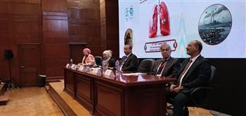 عميد طب قصر العيني ورئيس المؤتمر يكرمان نقيب العلوم الصحية