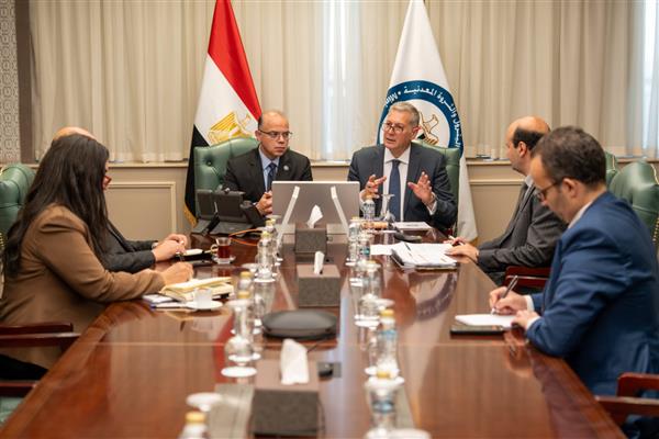 لجنة مشتركة بين "البترول " و"الاستثمار" لتعزيز فرص تمويل مشروعات القطاع