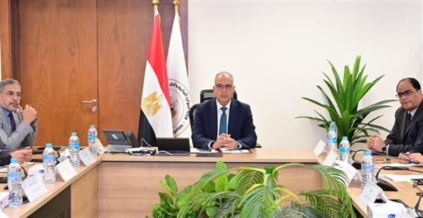 وزير الري يتابع إيراد نهر النيل وتداعيات الظواهرالمناخية العالمية على المواردالمائية