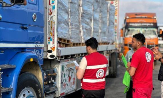 الهلال الأحمر: قافلة "زاد العزة" الـ216 تحمل 3002 طن من المساعدات الإنسانية