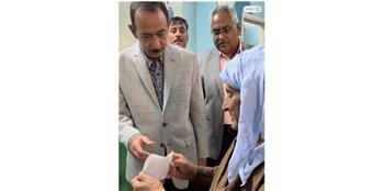   لفتة إنسانية.. محافظ سوهاج يستمع لمطلب مواطن خلال تفقده قافلة الأطراف الصناعية 