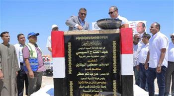   محافظ قنا ورئيس هيئة تنمية الصعيد يضعان حجر الأساس لمشروع شتلات القصب بالمراشدة