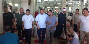  محافظ بورسعيد يؤدي صلاه الجمعه بمسجد الشاطي ويلتقي بعدد من المواطنين 