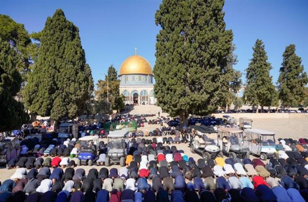 60 ألف فلسطيني يؤدون صلاة الجمعة في المسجد الأقصى رغم إجراءات الاحتلال