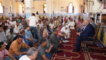 محافظ مطروح يستمع لمطالب واحتياجات المواطنين عقب صلاة الجمعة بسيدي براني