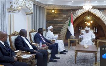  رئيس الوزراء السوداني: حكومة الأمل ملتزمة بتسهيل العودة الطوعية للمواطنين في دول المهجر