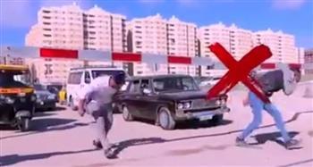 اصطدم بالقطار وكاد أن يموت.. النقل تشجب واقعة اقتحام عربة مزلقان ميت حلفا