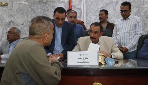 محافظ سوهاج يبحث مطالب المواطنين وحل مشكلاتهم