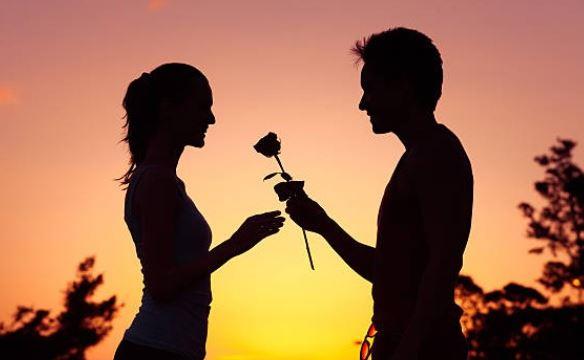 علامات الحب الحقيقي: 10 تصرفات بسيطة تكشف المشاعر الصادقة