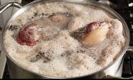هل الرغوة على شوربة اللحم طبيعية؟