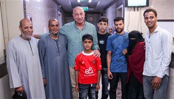   الخطيب يطمئن على تطورات الحالة الصحية لـ"مشجع الأهلي".. صور
