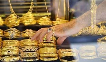   الذهب يواصل التذبذب.. عيار 24 يسجل 7645 جنيهاً