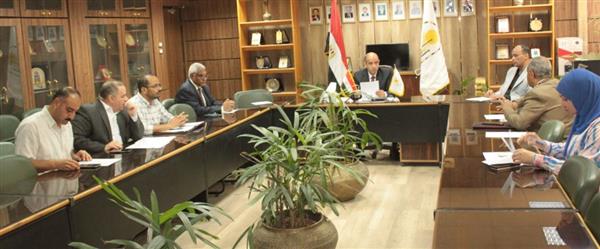 جامعة أسيوط تبحث تطوير مركز المؤتمرات وميكنة الخدمات