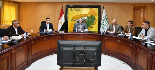 محافظ الفيوم يتابع معدلات الأداء بملف المتغيرات المكانية غير القانونية