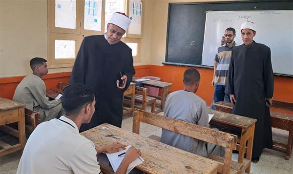 رئيس قطاع المعاهد الأزهرية يتفقد لجان امتحانات الكيمياء بمحافظة قنا