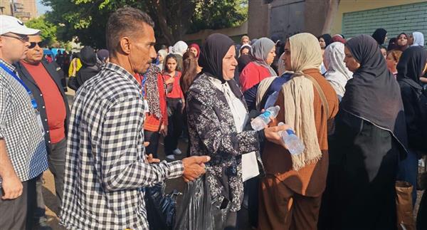 رئيس مدينة شبرا الخيمة توزع المياه والعصائر أمام لجان الثانوية العامة.. صور