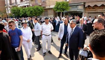   محافظ الدقهلية يتفقد انتظام دخول الطلاب والطالبات للجان امتحانات الثانوية العامة 