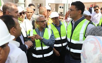   محافظ بني سويف يستقبل وزير الصناعة داخل محطة الصرف الصناعي بمنطقة كوم أبو راضي 