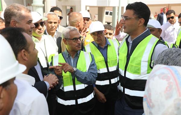 محافظ بني سويف يستقبل وزير الصناعة داخل محطة الصرف الصناعي بمنطقة كوم أبو راضي