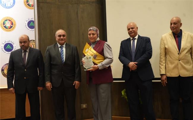 نائب وزير المالية يكرم الأمهات المثاليات والموظفين المتميزين ورواد العمل